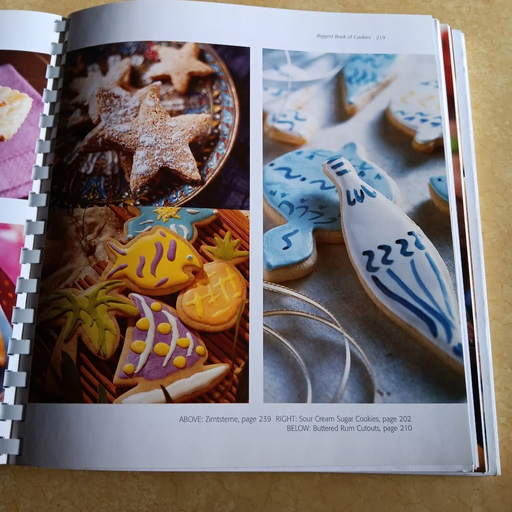 Better Homes and Gardens. "Biggest Book of Cookies" - Picture 3 of 5
